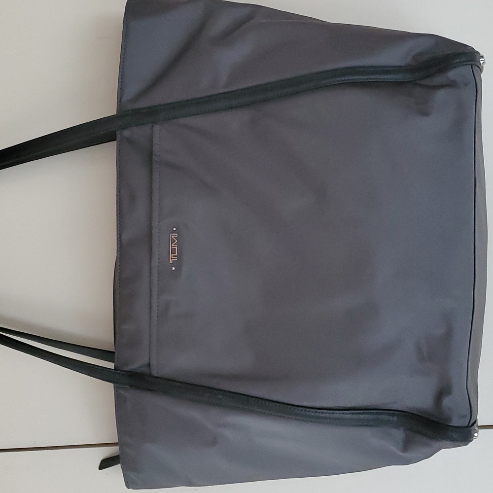 Tumi Voyageur Gray Large Q-tote